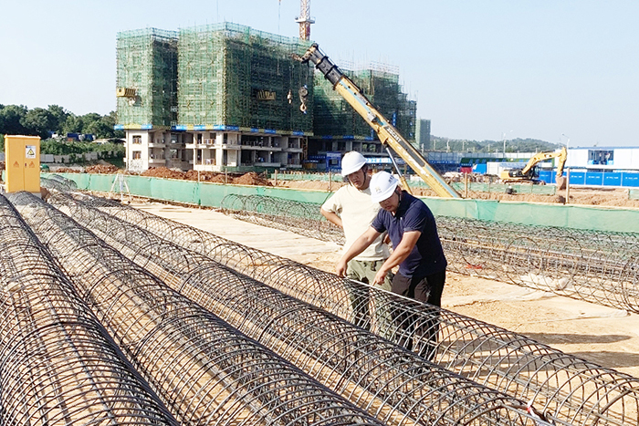 2旭东置业公司工程人员检查项目桩基钢筋笼焊接质量.jpg